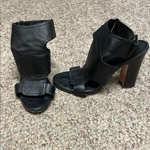 Pour le victor Black Leather Women's Heels